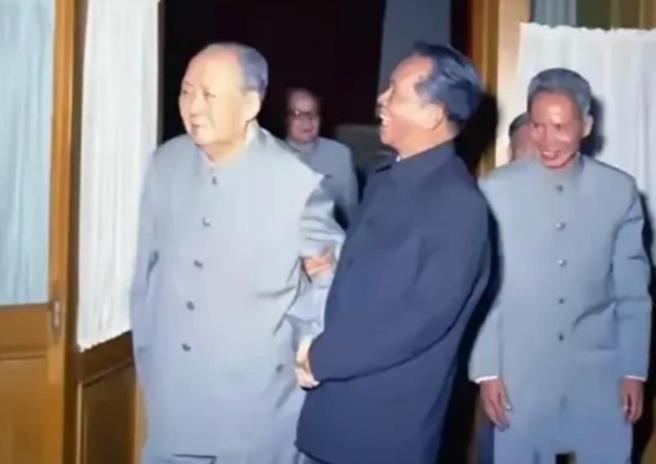 这个对毛主席献殷勤的家伙，是个“笑面虎”，是个反华急先锋，有“屠夫”称号。他真是