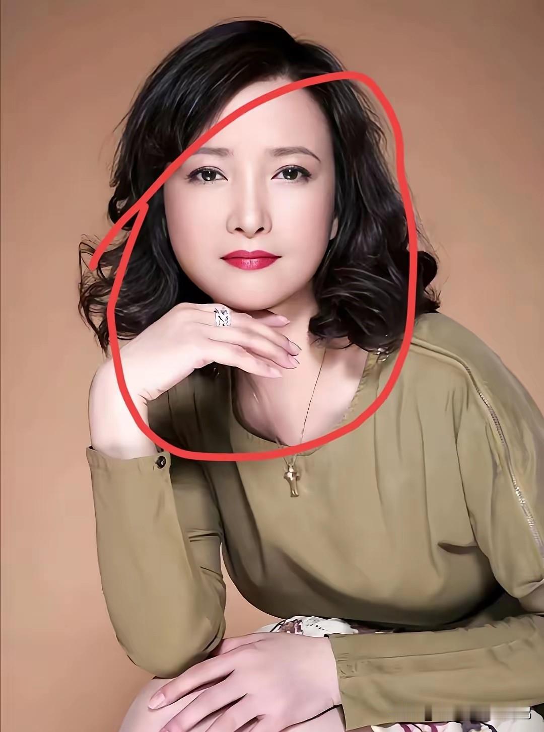 你们发现了没？唐国强在娱乐圈中的坚持，何晴生病时他八年如一日的探望，体现了真正