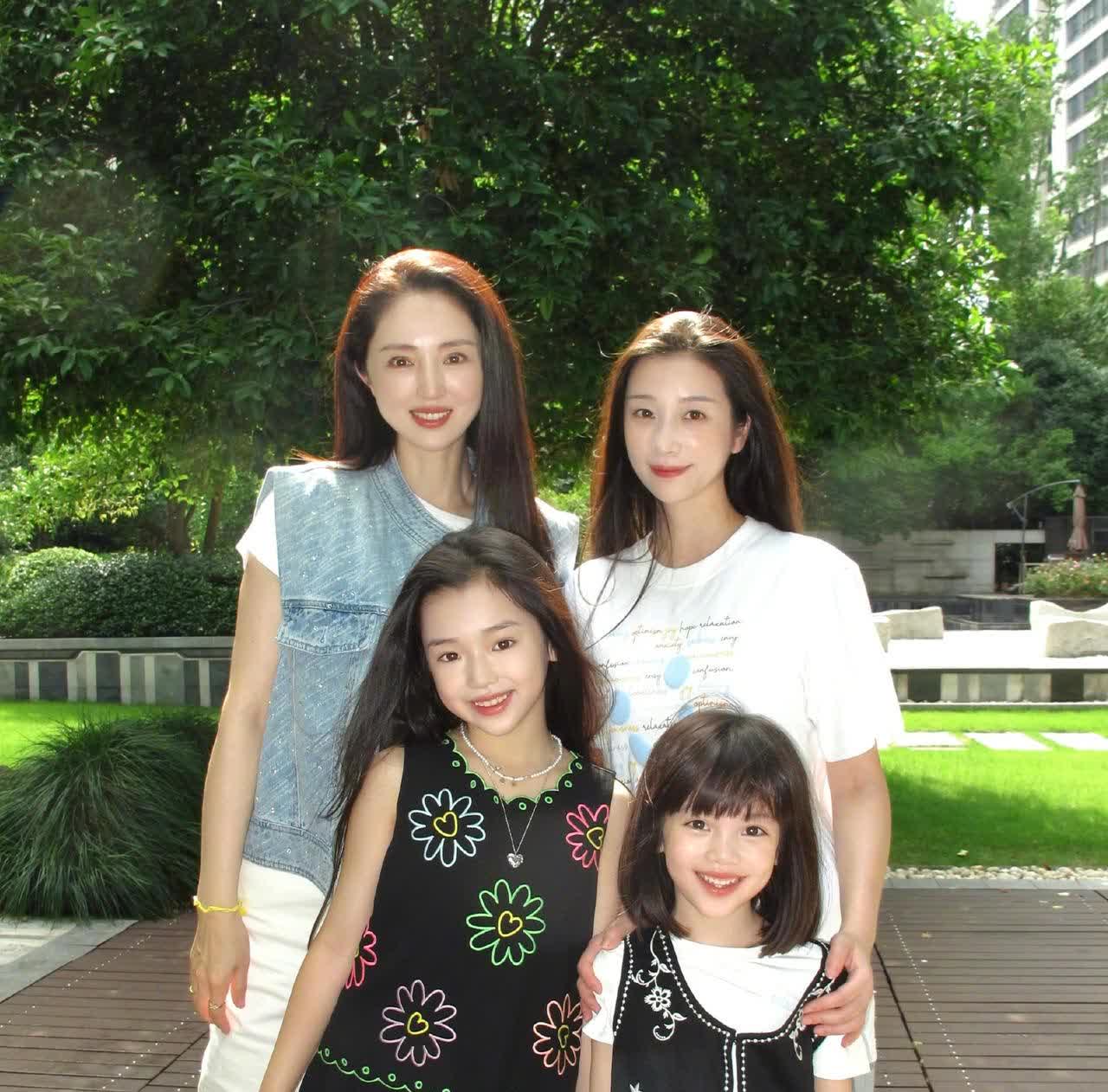 董璇分享了一组女儿小酒窝的美拍，再次证实了一点，那就是在妈妈爱里长大的孩子真的不