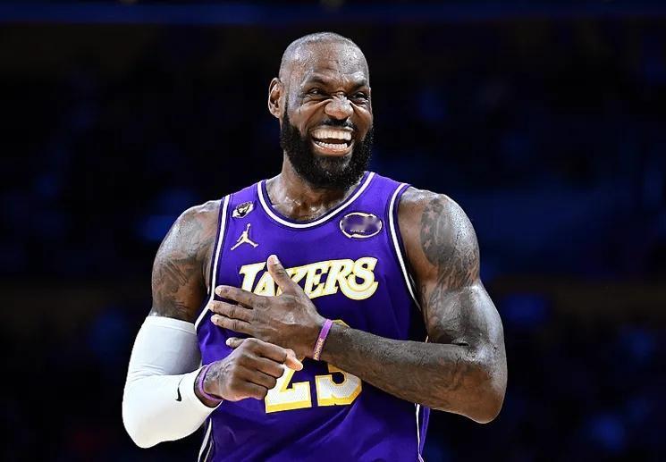 本赛季“场均快攻”排名：1、詹姆斯——5.7分2、马克西——5.43、字母