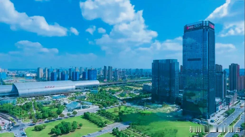 相距不足40公里的苏州北站和无锡东站简单对比下。苏州高铁新城和