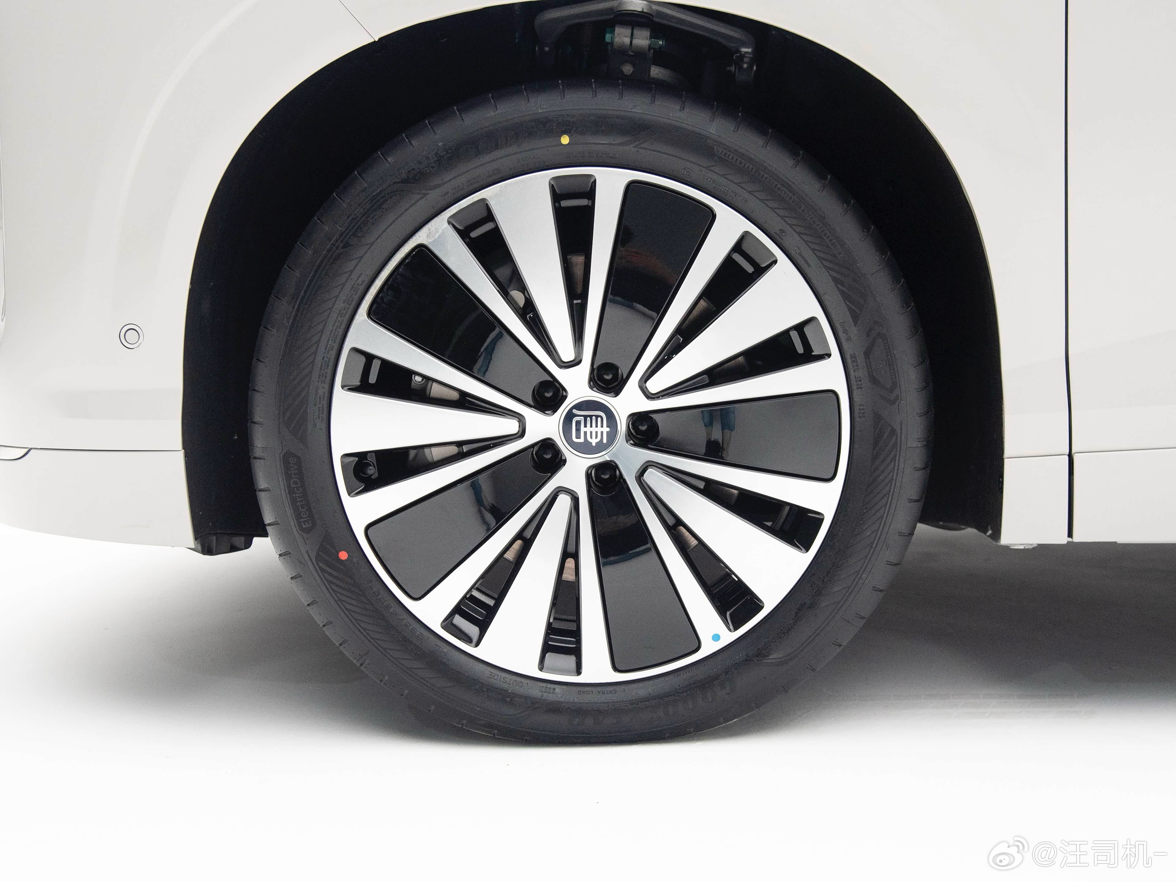 比亚迪大唐硬件不俗，前轮固定卡钳我火眼金睛了一下，还是铸铝的前减振塔它和N9的关