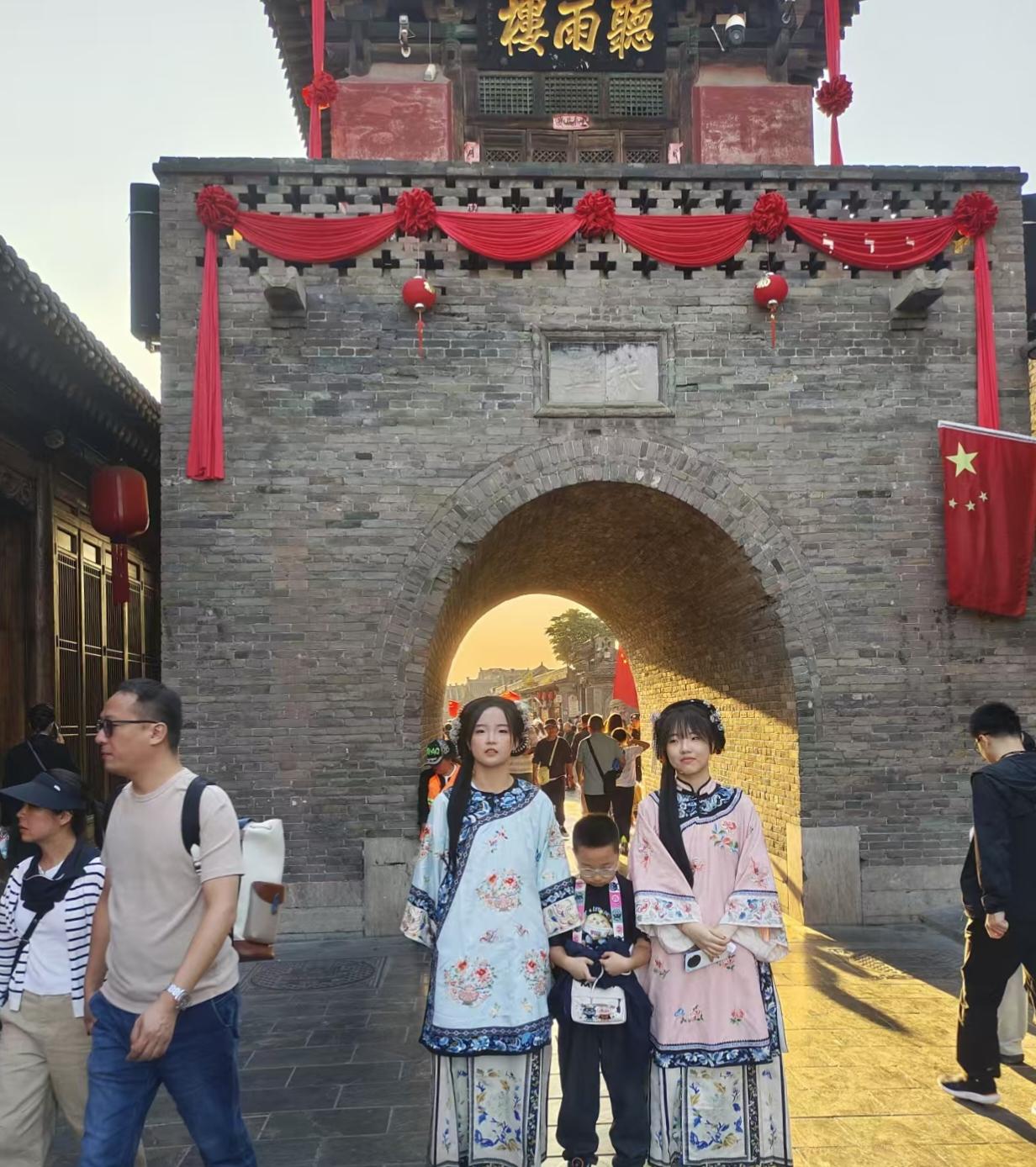 我在平遥。换上晋商大小姐的服饰，漫步古城街巷，在青砖灰瓦间，体会古韵与现世交融的