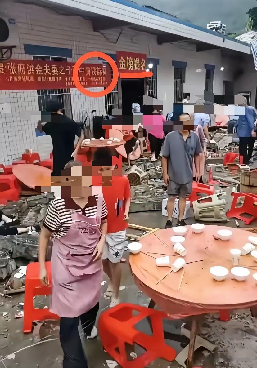 宜宾的升学宴搞笑了这家原本是“金榜题名”，结果变成了“金榜提名”，还有“高中皇