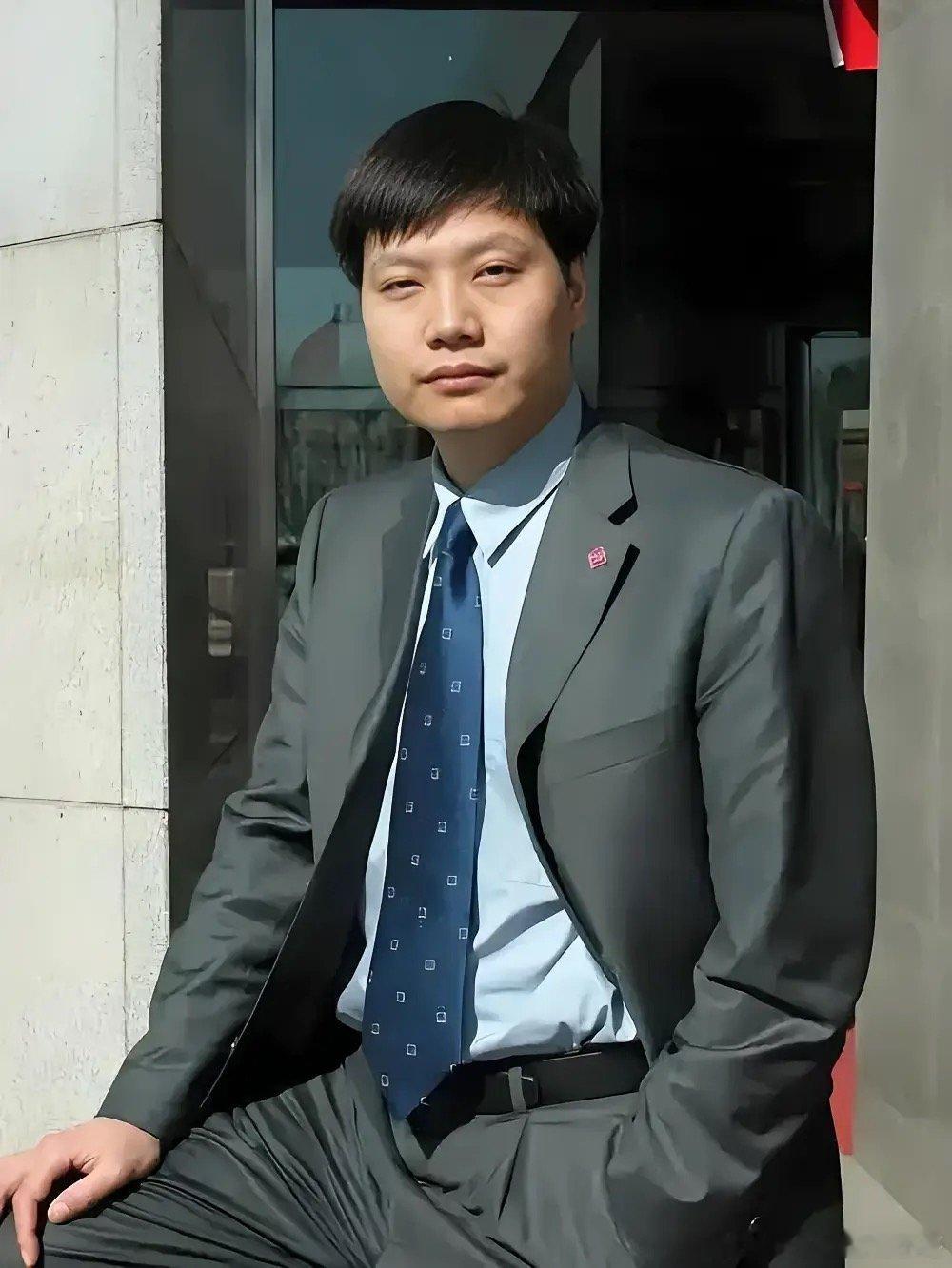 年轻时期的雷军与凡客诚品创始人陈年的一张留影，二人坐在会场座椅上，雷军留着长发，非常的青涩，彼时雷军