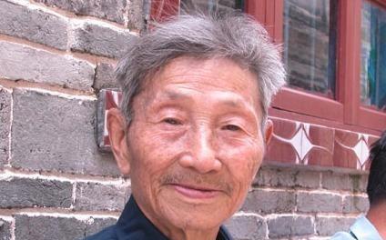 1979年，一位老人为了证明自己红军战士身份，来到北京找当年的政治部主任，但由于