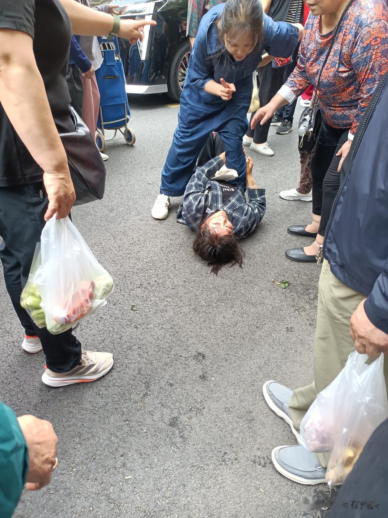 今早西安街头惊心动魄一幕，买樱桃的把卖樱桃的打进了120车厢，卖樱桃的差点把买樱