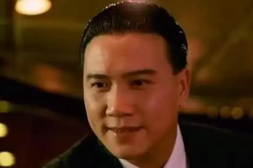主持人问王晶："万梓良年轻时是香港顶流明星，现在在酒吧驻唱，你怎么看？"王晶说