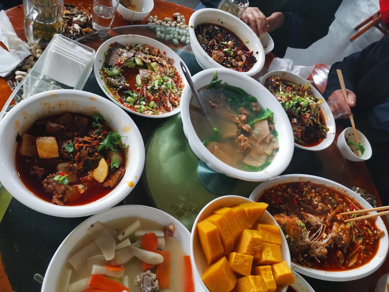 春风万里百总争艳，从607所过龙骨冲，就来到从高桥流下来的水就来到陡坎这个高山环