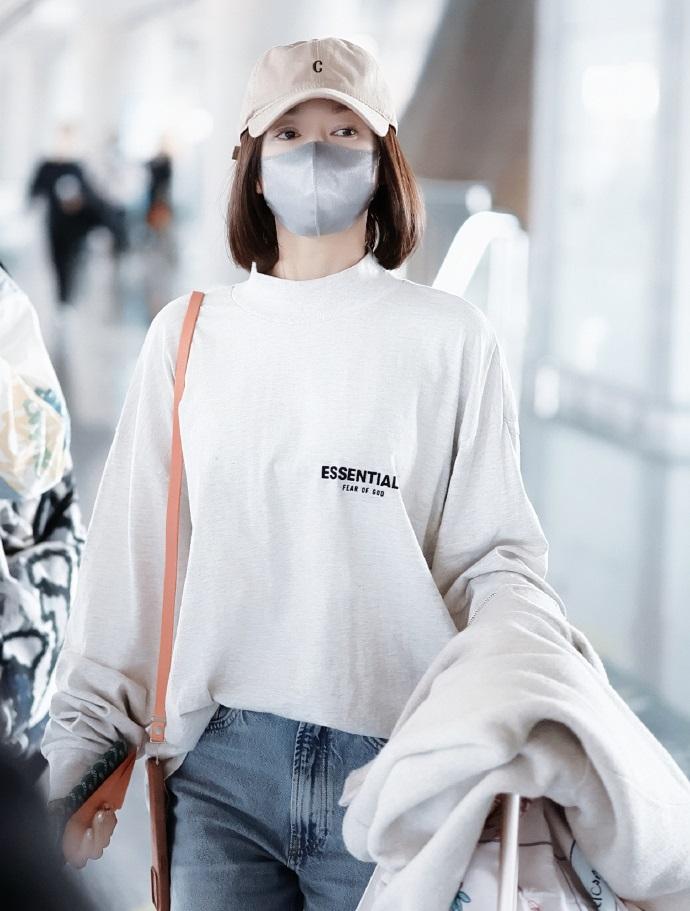 最近秦岚现身北京机场，她这回走运动时尚风路线，看起来年轻又靓丽。秦岚上身穿字