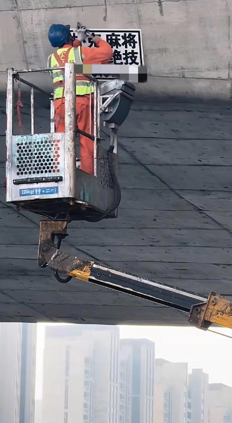 一位江苏徐州工作的朋友在上班时间看到了这样匪夷所思的情景高架桥下面，竟然出现一