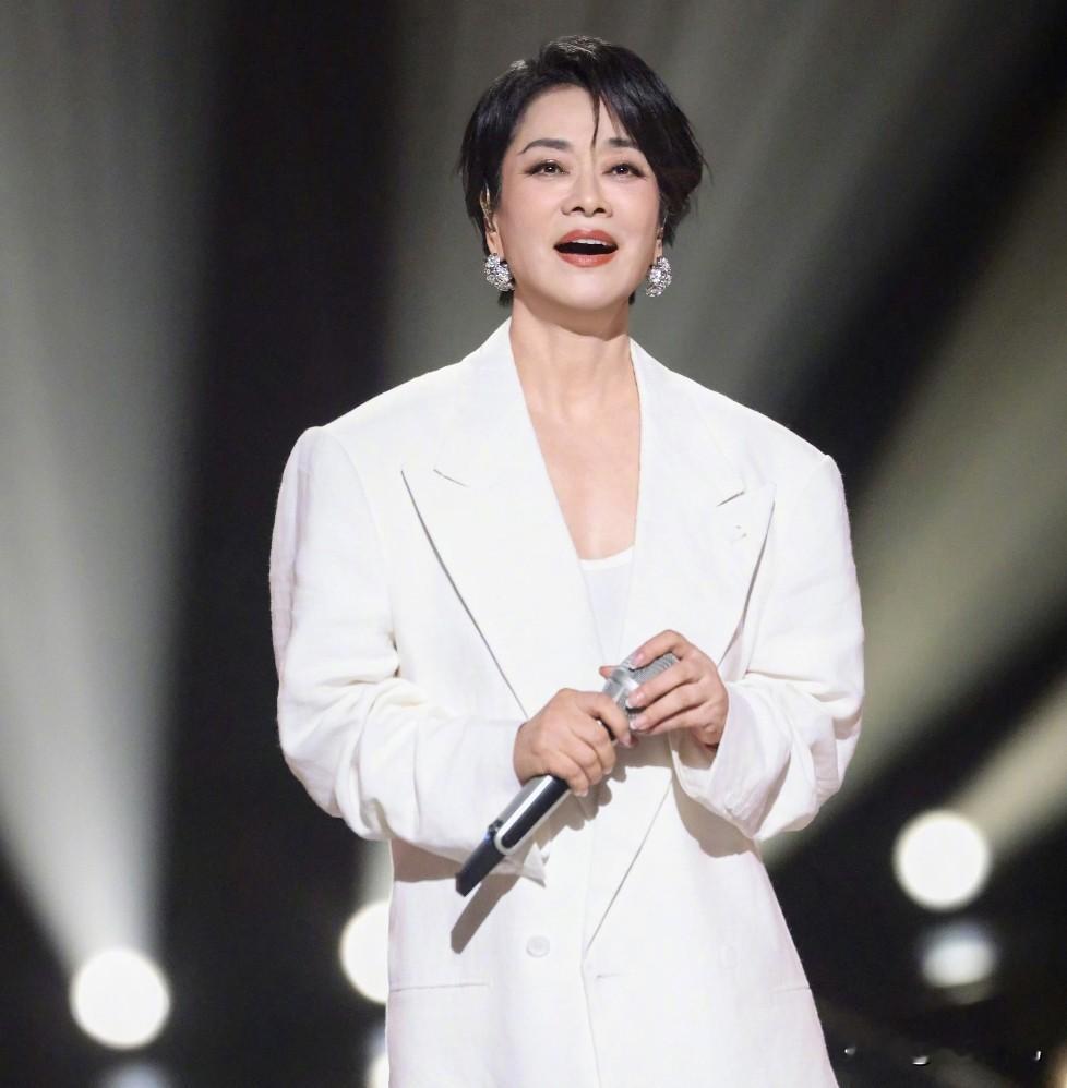 毛阿敏从“宝贝”到“这姐们”：毛阿敏对许晴的称呼，藏着成年人最体面的绝交！因为节目琐事观念言语差异，