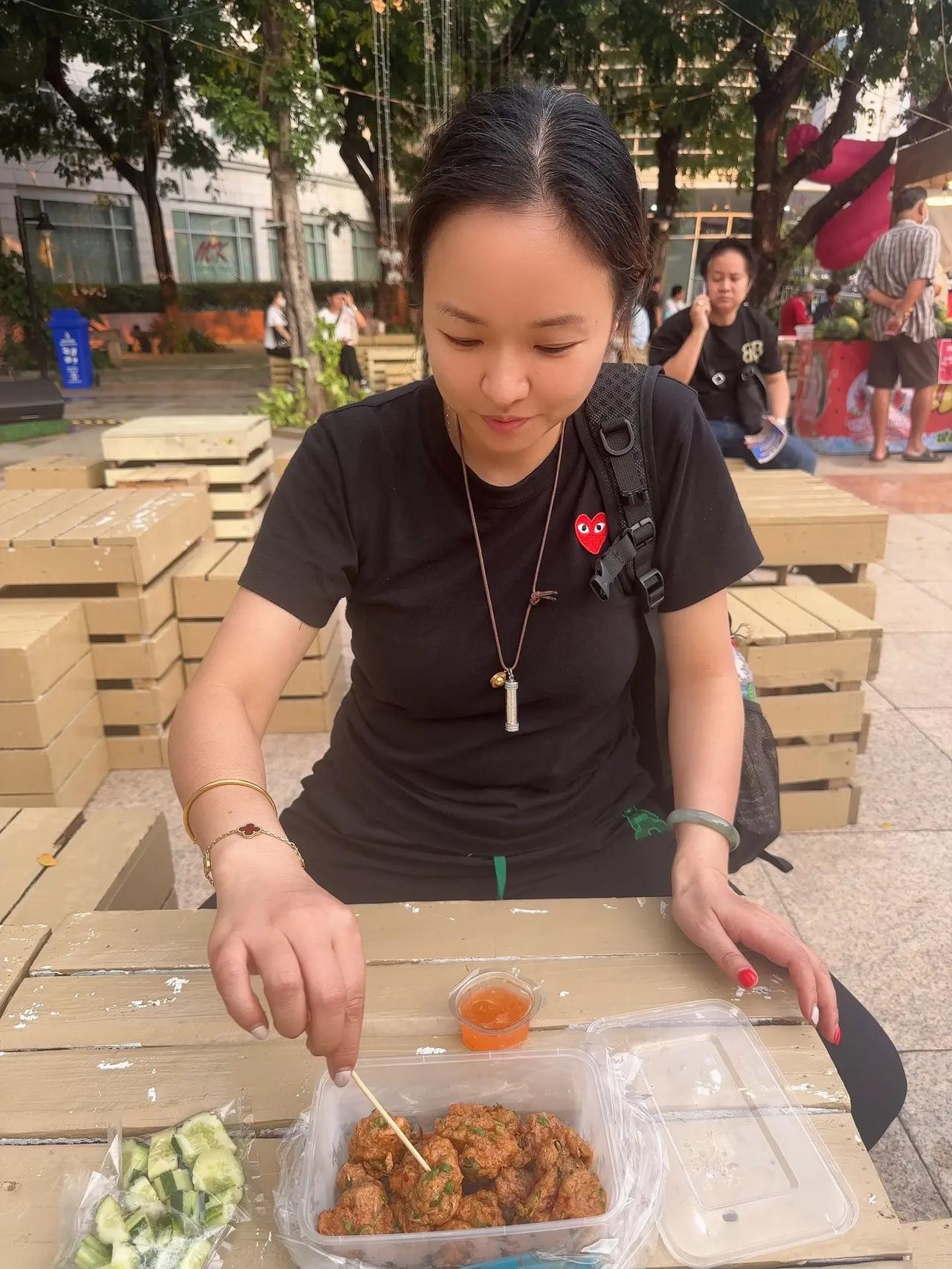 人生不仅孤独还很无常，所以无论谁离开了你，或者你决定离开谁，你都要有养活自己的[