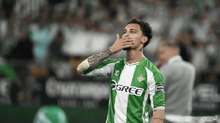 落选世界杯后的抉择！贝蒂斯边锋安东尼面临耻骨伤病“两难困境”据《阿斯报》报道，未