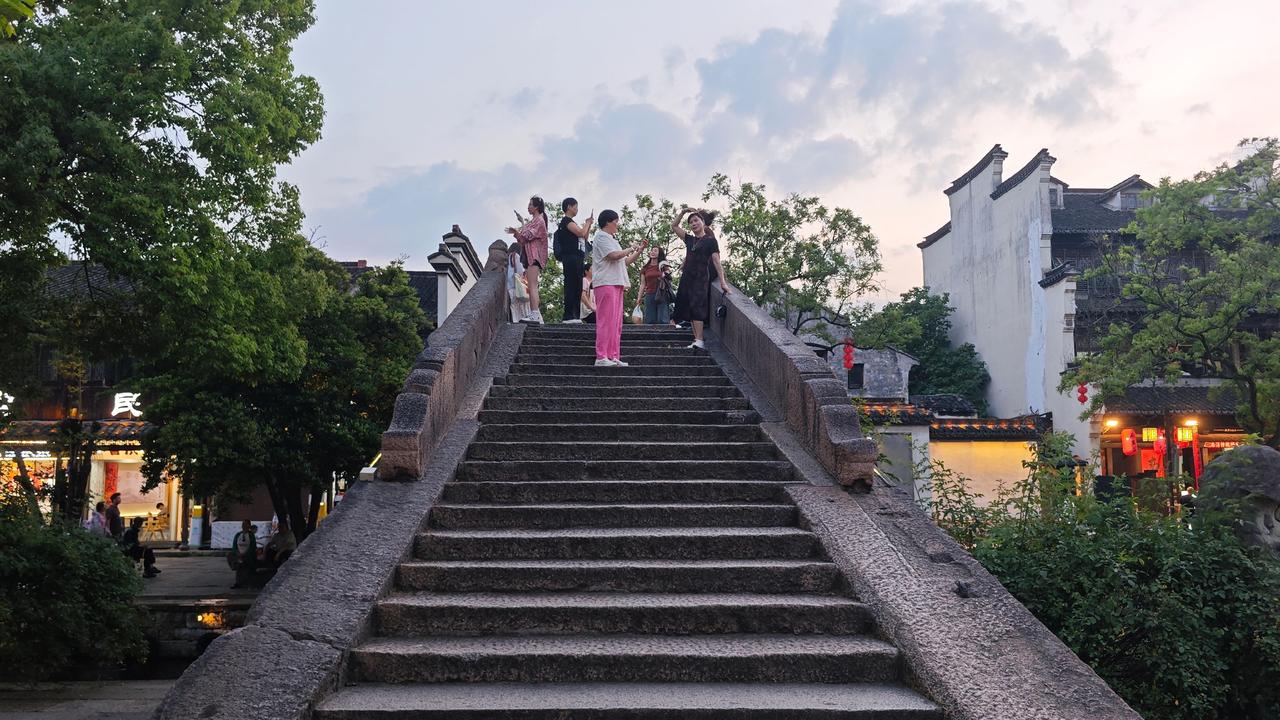 走过太多江南古镇，唯独南浔的桥，总能悄悄住进心里。不像别处一味精致秀气，这里的古