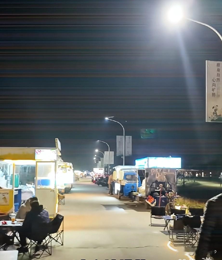 恭喜南沙了，又一个网红夜摊没了。今天刷到一个摊主发的夜市视频，他感叹高峰时候这里