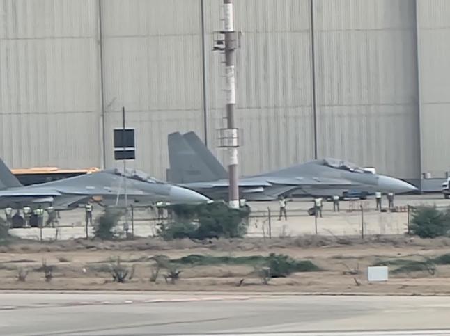 歼16集群编队，划过巴基斯坦天空，飞入红海、霍尔木兹海峡防空圈，美以雷达高强度搜
