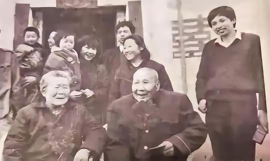 1987年，蒋红英在店里买菜，无意说起自己曾经是红军。店小妹也很健谈，聊起老红军