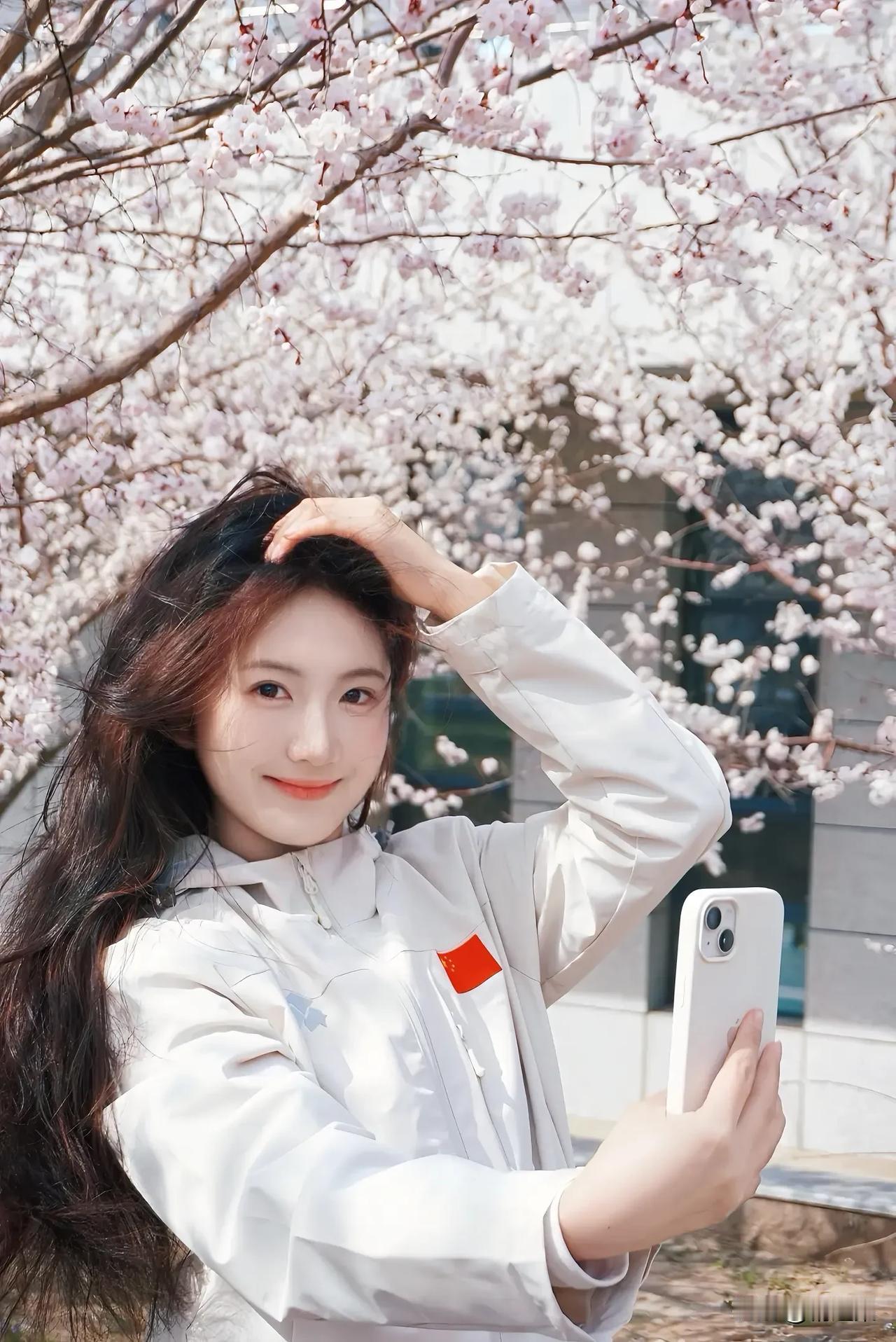 花间人影动，笑语入春风。