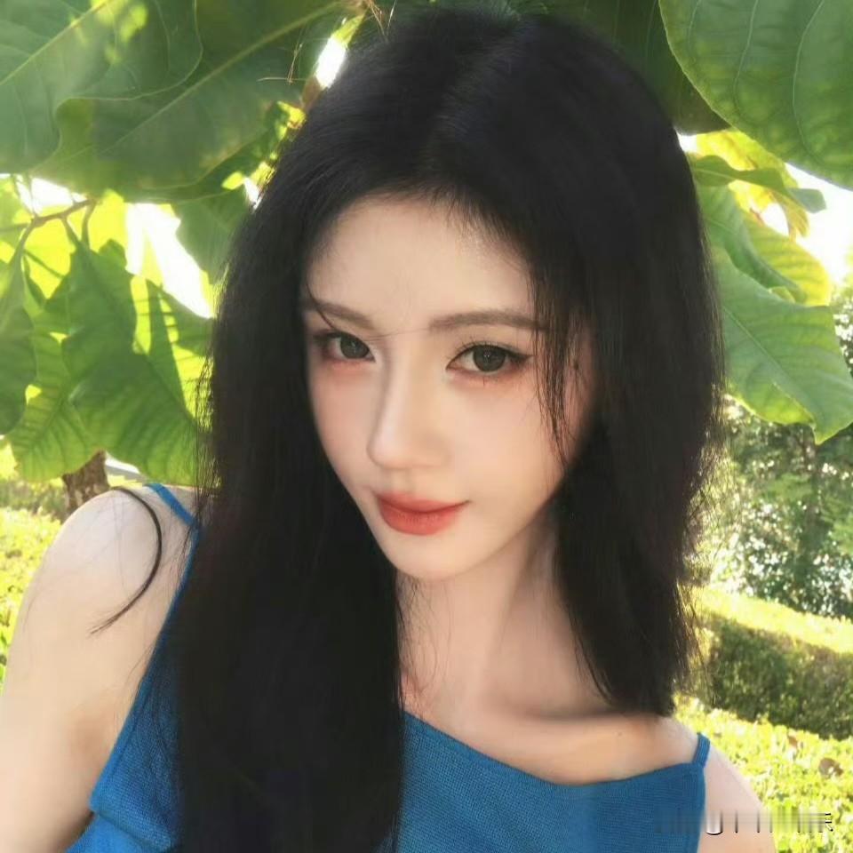 2026年2月5日至7日，鞠婧祎连续更新ins动态，掀起粉丝讨论热潮。5日，她发