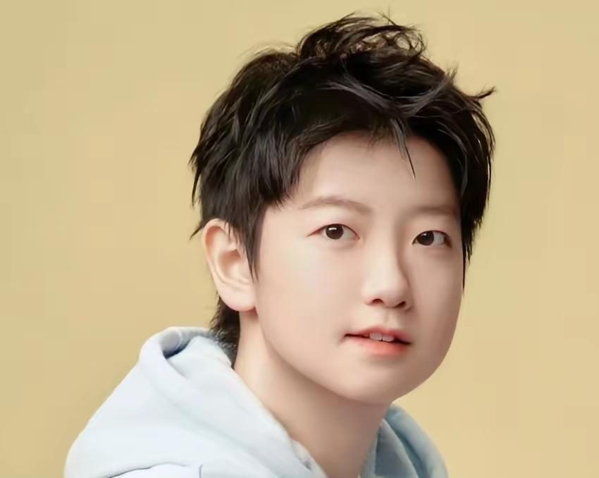 孙颖莎不练球的时候,去上课了。不是去凑学历,是真想搞明白怎么打得更聪明。以前