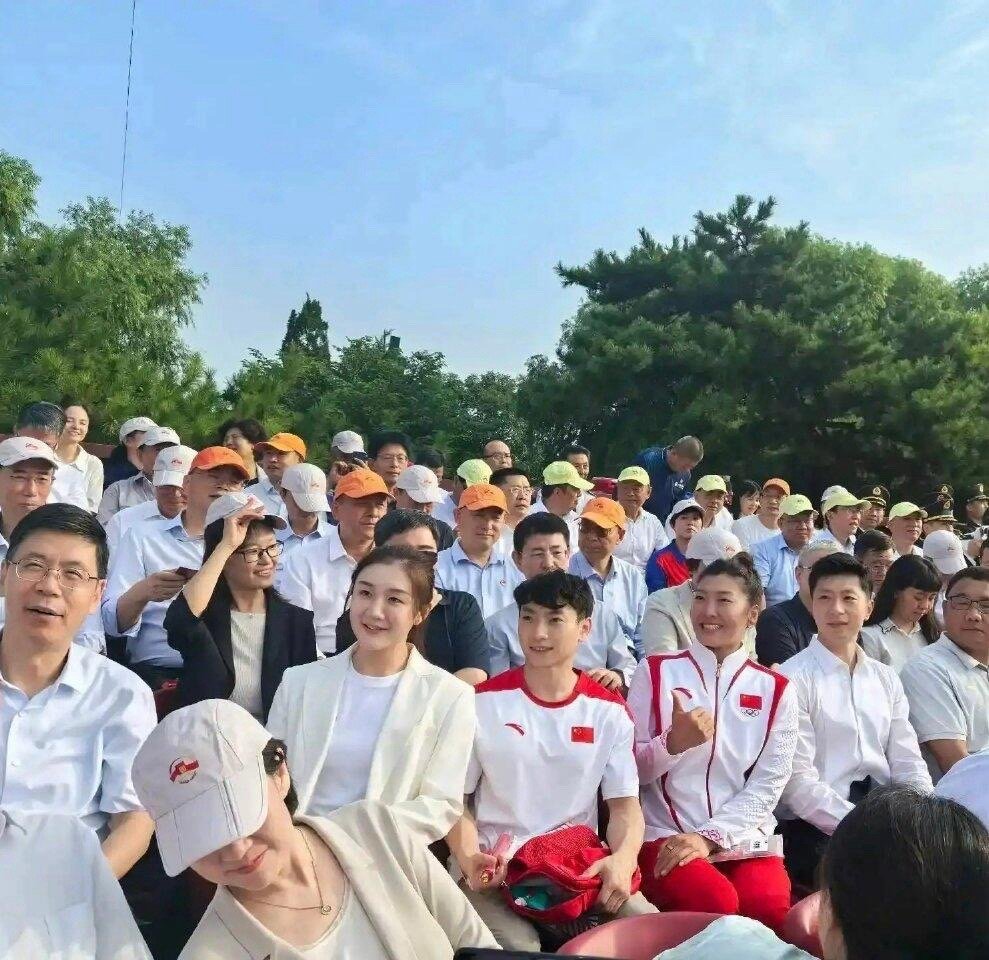 去现场观礼的明星坐在观礼台上的陈梦，板正端庄​​​