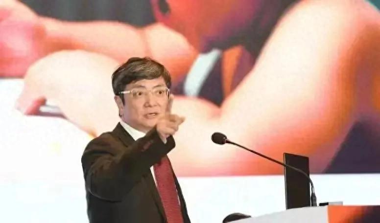大家还记得当年的网红校长，外号“大炮”的郑强吗？他曾在衡水中学，当着三千多名校长