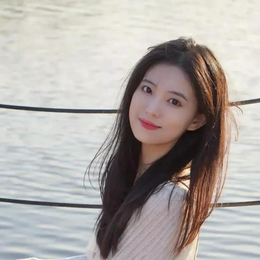 阳光下的甜美少女，自然微笑，美丽动人。少女感笑容少女感微笑女孩自然清新美少女