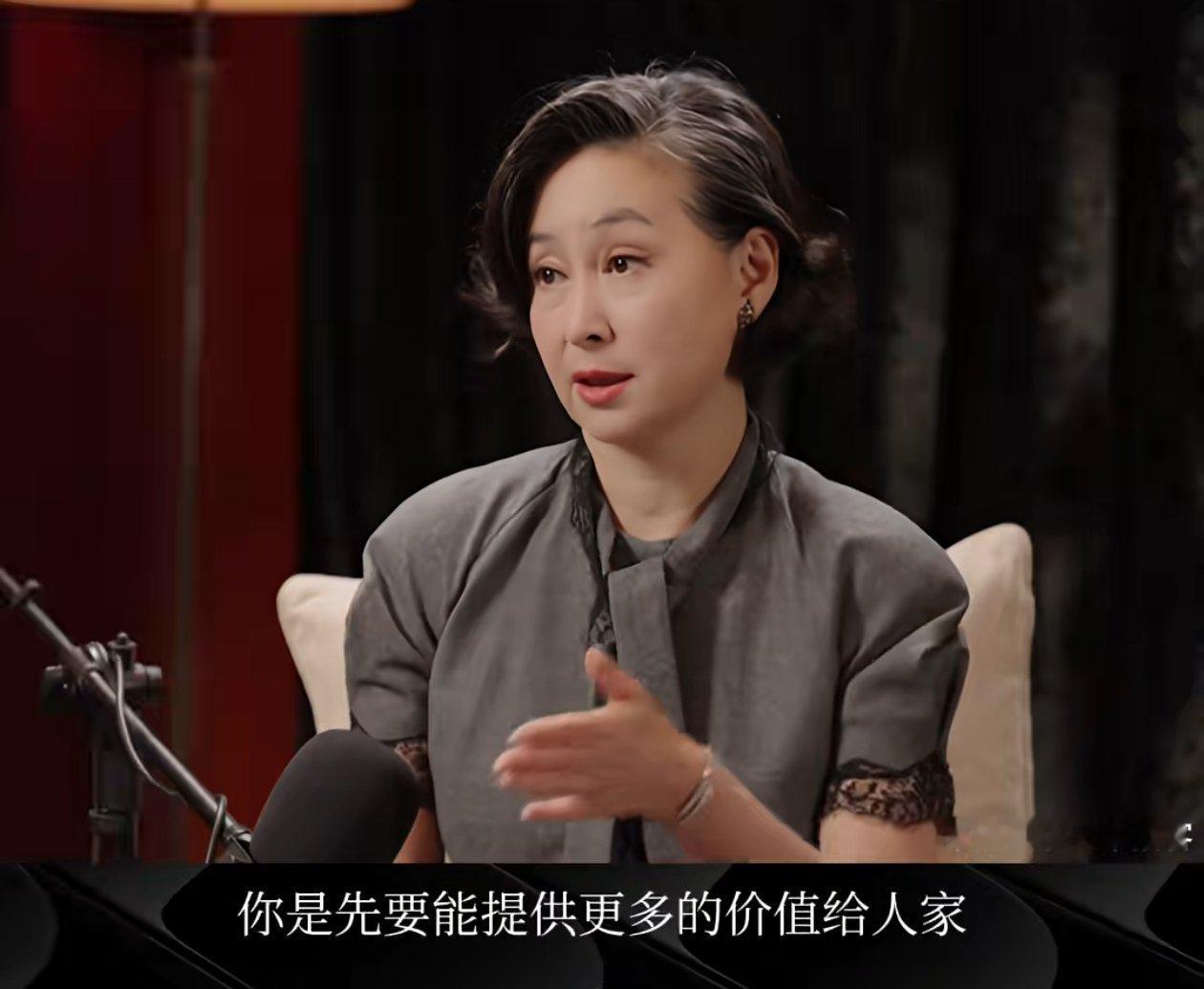 我想不通何超琼这个年纪了为什么要给章泽天背书？她完全没必要为自己的叙事寻找一个出口。想了一圈，也许就