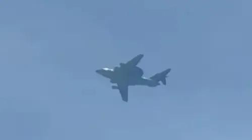 五架F22隐身战机被空警2000预警机在500公里处锁定。据南华早报报道，15日