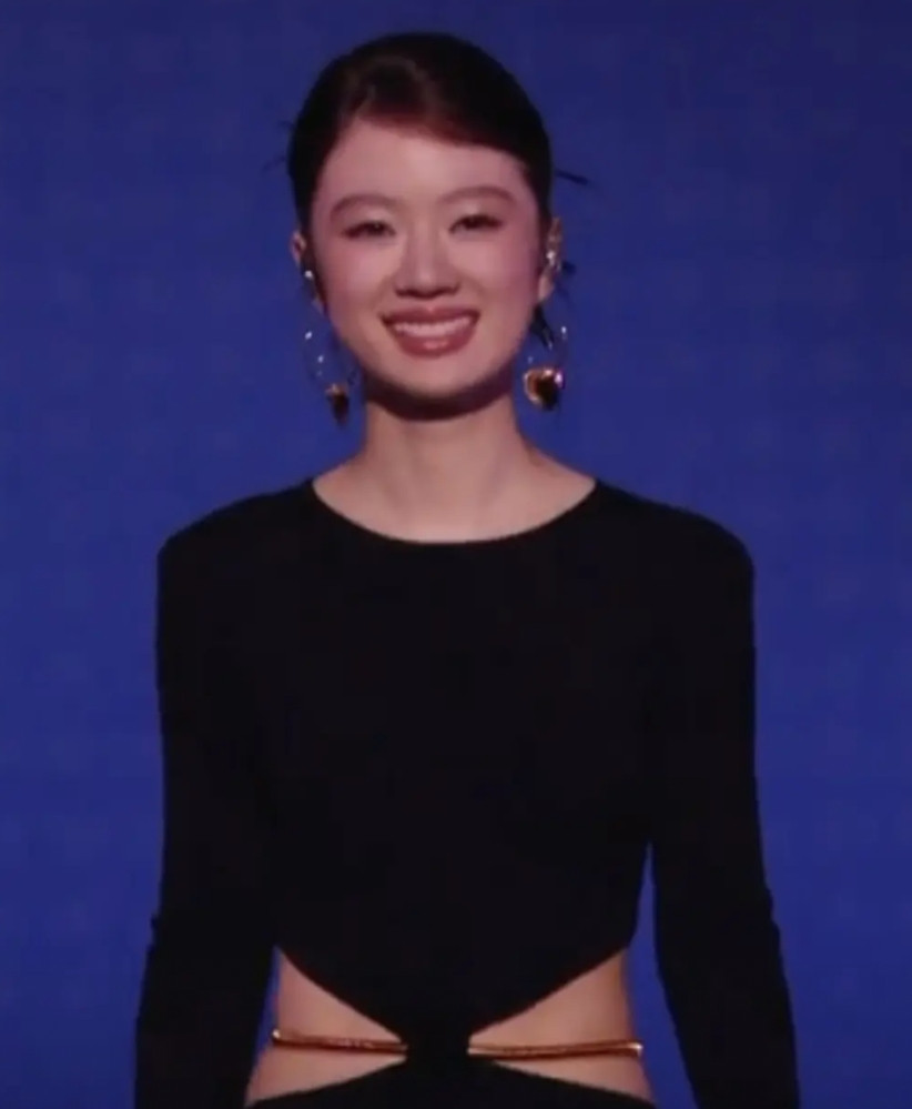 单依纯这次唱得好难听，她好像完全沉浸在自己的气弱混艺术里无法自拔了，今天这首《爱