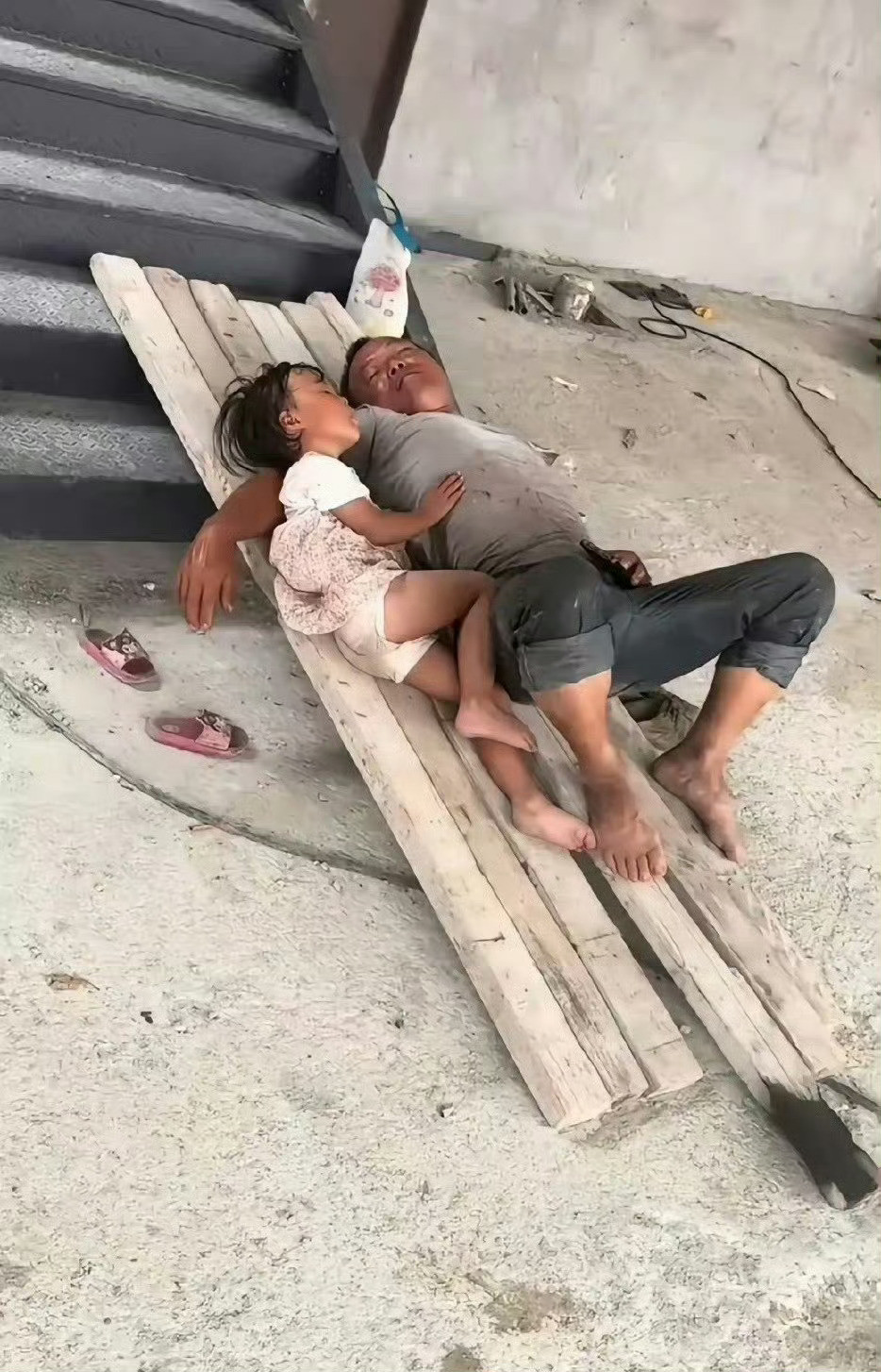 39℃里孩子陪父亲午休，不吵不闹没有玩具，只有疼爱他的父亲。这样的孩子以后应该很