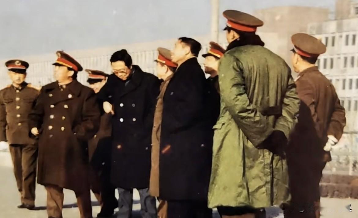 1979年2月17日，对越自卫反击战打响，有两位师长携手并肩在战斗最前沿。而10