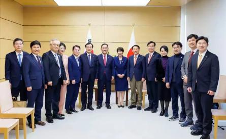 中国拒绝日本经济团队联合会后，高市早苗接见了他们，。谈到不要过度依赖某个大国！还