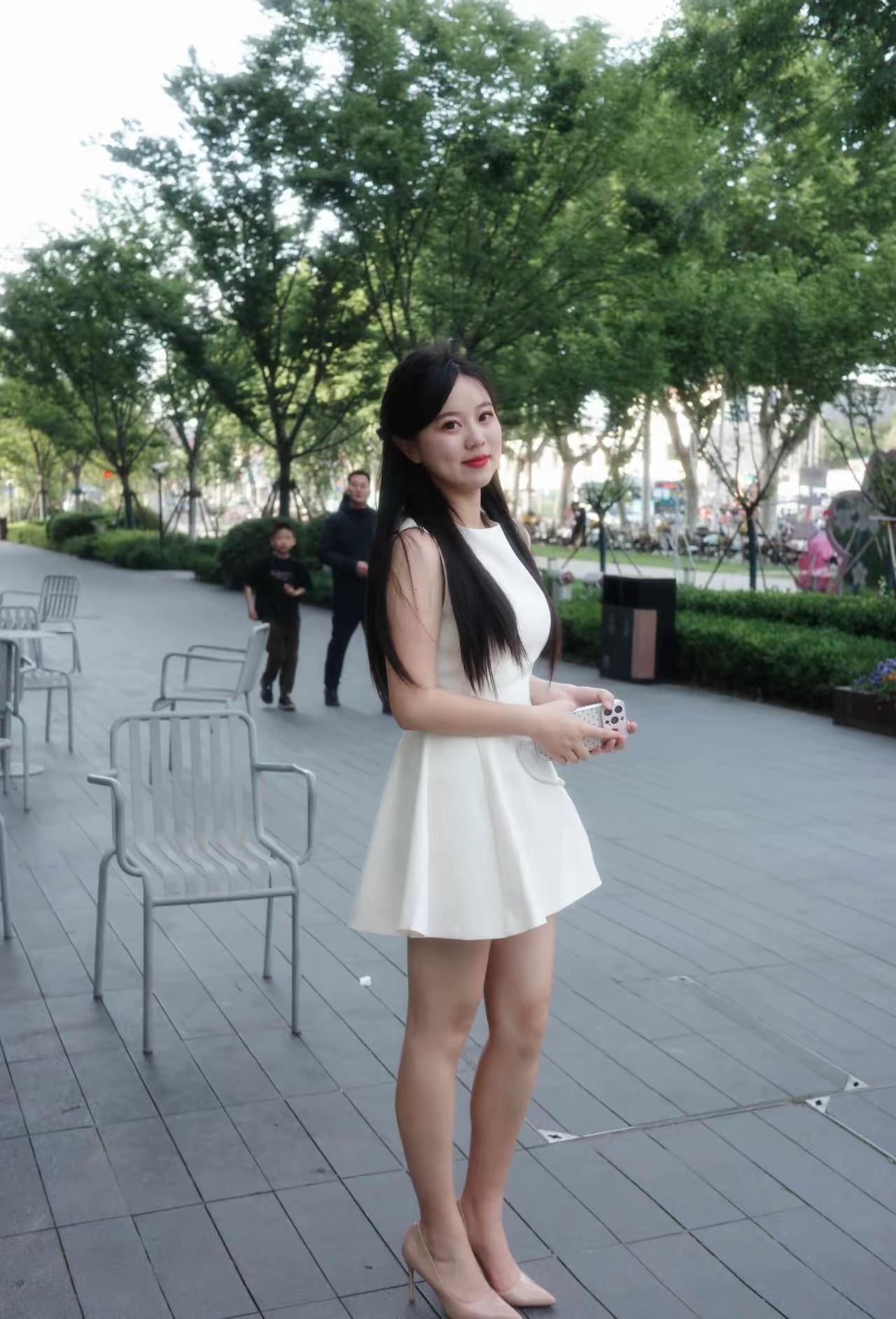 绿树阴中人影长，轻纱裙下步履轻。绿树间漫步影像绿裙仙韵
