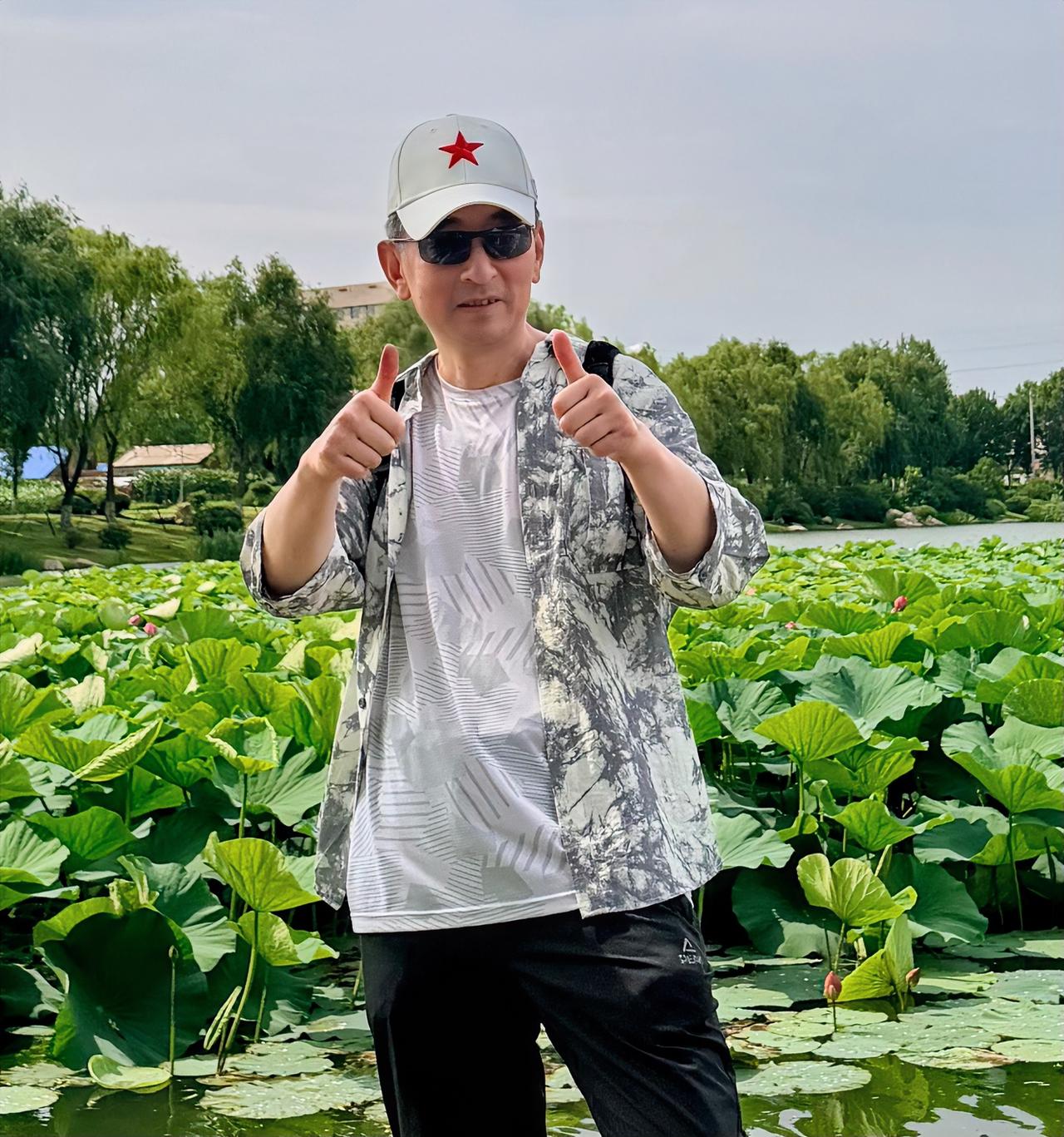 ～出书记～我精心准备了两本小说集，给我打电话的都是自费出版公司，这很讽刺！我