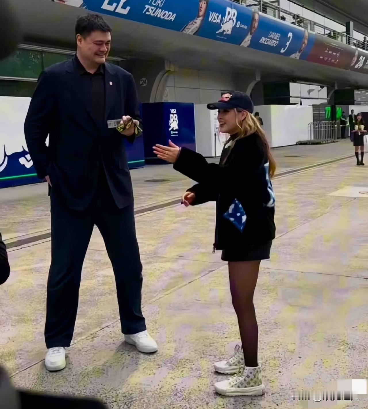 175cm的谷爱凌站在226cm的姚明身边一站，瞬间就变得小鸟依人了！俩人同框的