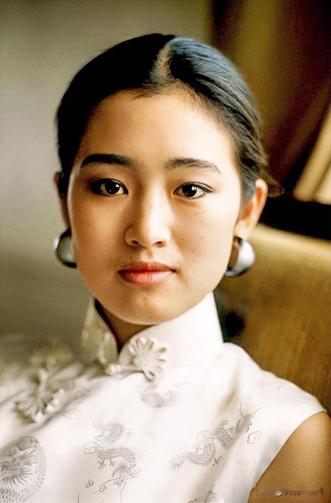 1988年，22岁的巩俐。这一年，张艺谋处女作《红高粱》拿下第38届柏林国际