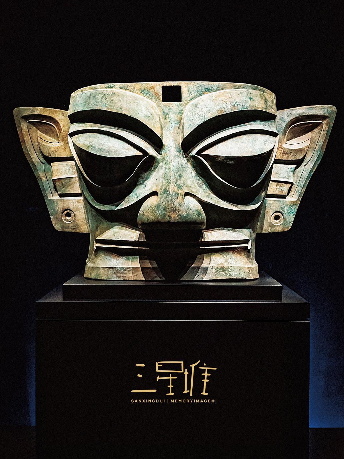 别再传三星堆是外星人创造的了！青铜人像的真实原型早已在史料与考古的互证中说清：那