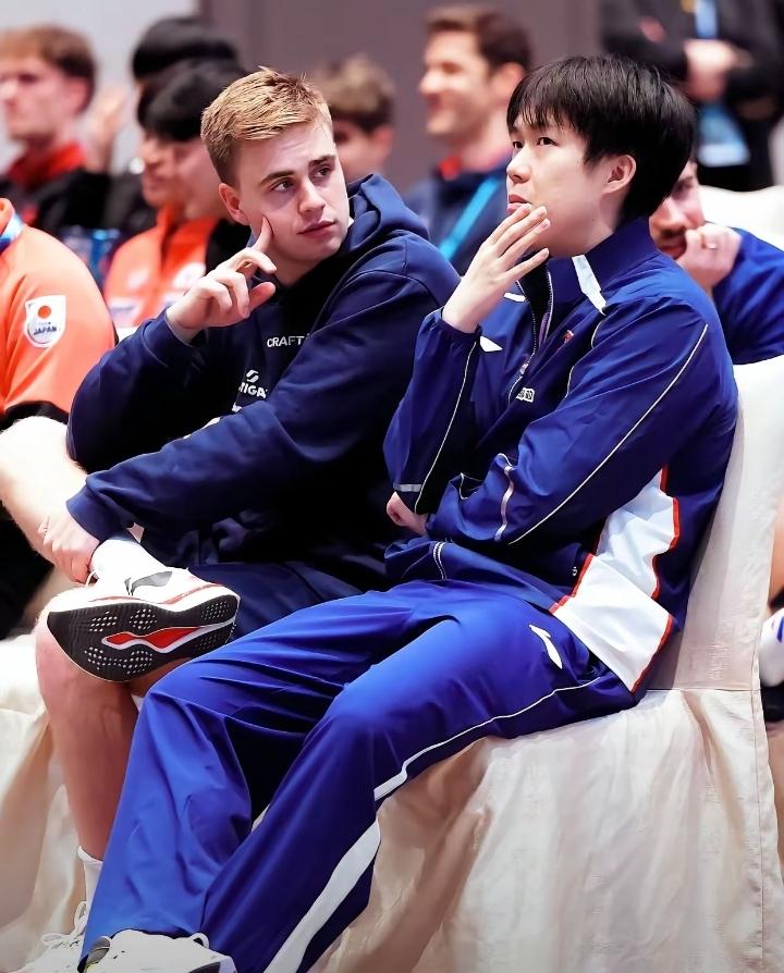 小莫看王楚钦的眼神，满是欣赏与崇拜，这是强者对绝对王者的心悦诚服。他多次