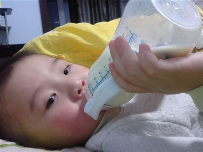 宝宝几岁要戒掉奶瓶? 这些才是正确答案