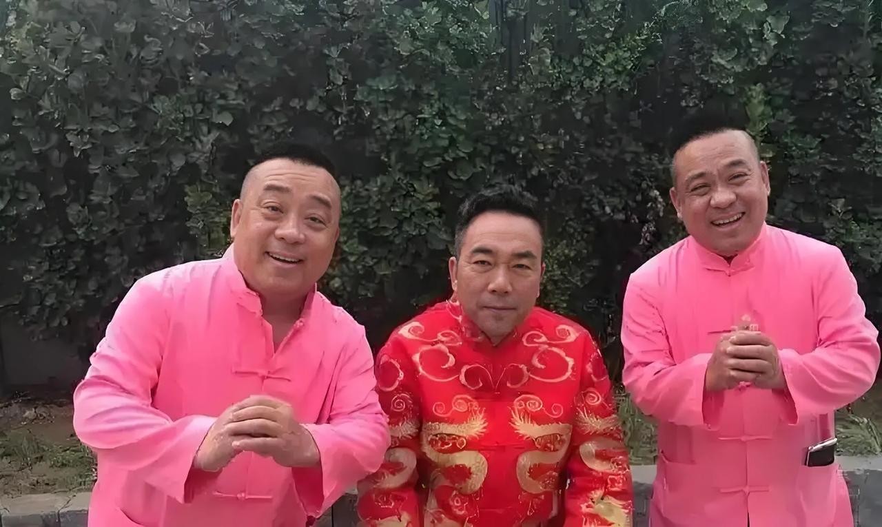 昨天晚上杨议直播间粉丝们问他，虎哥的葬礼你参加了吗？他就像没看到一样，该聊天聊天