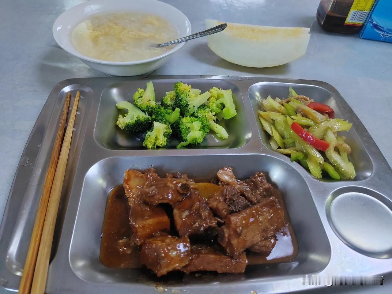这段时间做菜比较清淡，一点辣椒都没有放，只放了一点青红菜椒，目的就是为了搭配一下