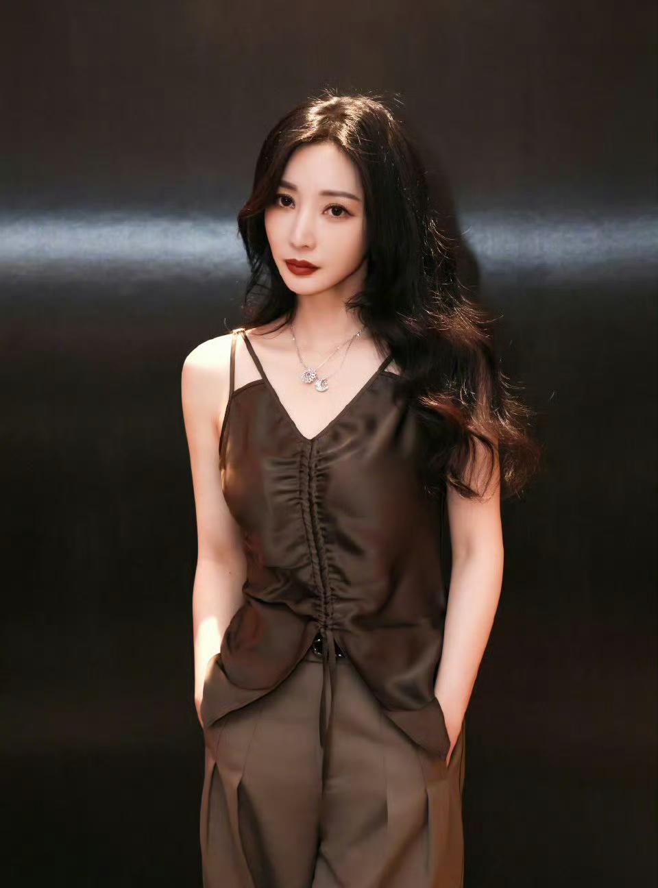 为什么会有人不喜欢柳岩啊，善良，美丽，自信。