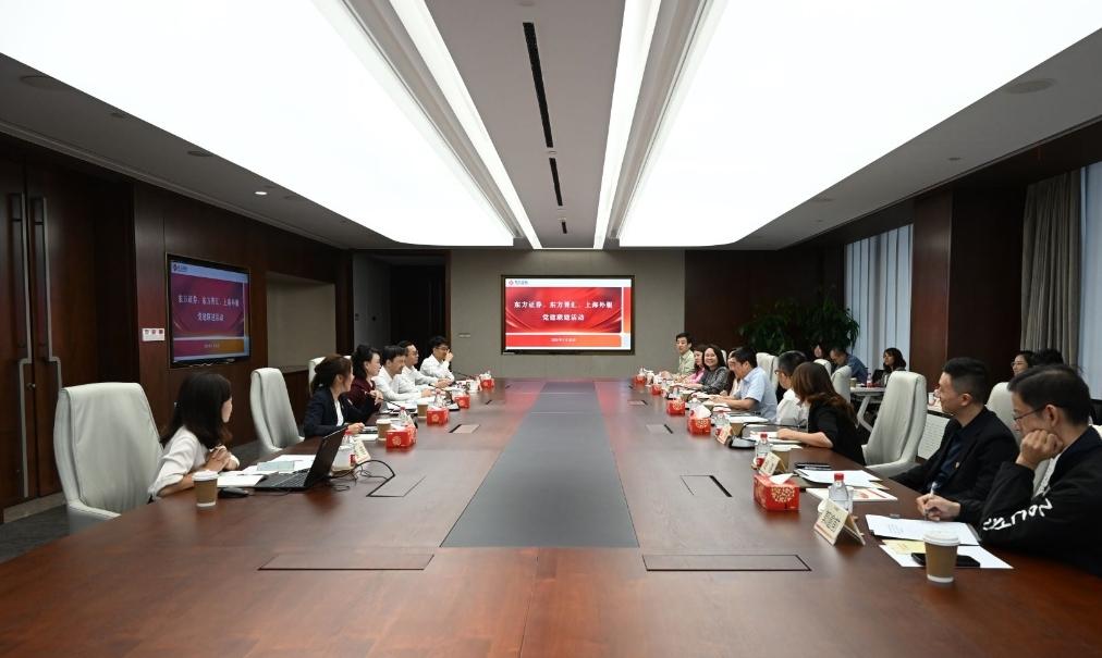 权力是什么？是下属投过来的恭敬眼神，是走廊里此起彼伏的"领导好"的问候，是饭局