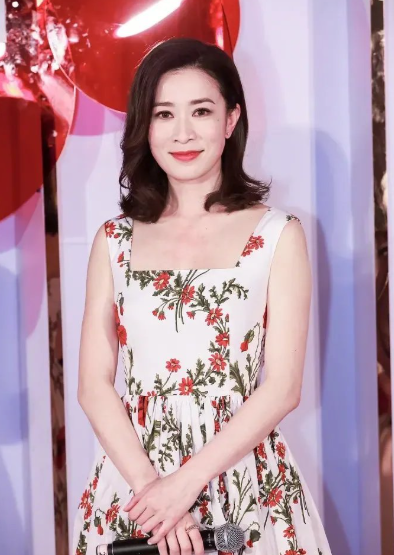 佘诗曼今年50岁了，却保养的很好，看不出来岁月的痕迹！这就是实现财务自由的好处，