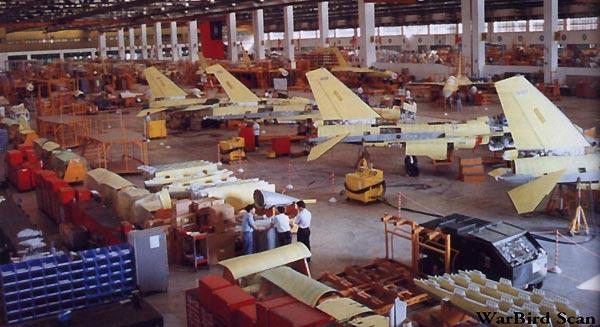 这是九十年代的先进战斗机生产线，从图中细节可以看出，这是一架单垂尾、双发、常规布