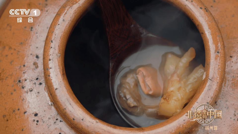 福州这口汤满足对鲜的所有想象年夜饭端上这坛佛跳墙，盖子一掀满屋鲜香，原来福州人说