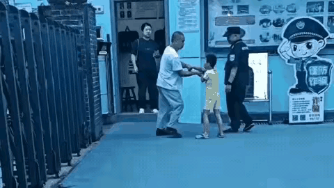 👶🏻：爷爷，我不想去幼儿园！👴🏻：你不去幼儿园去哪里？👶🏻：我想
