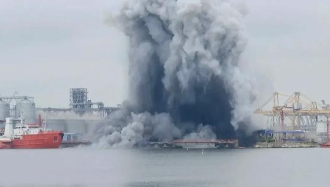 伊朗把美国逼到了墙角，没想到美军直接炸船了！8月11日的阿曼湾海面，一